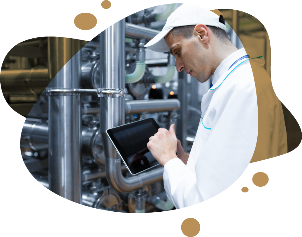 BBQuality – Wymagania normy EN 1090 / Zakładowa Kontrola Produkcji Technolog z tabletem ustawia linię produkcyjną